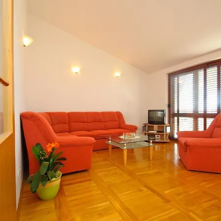 Hella Apartment